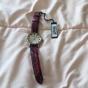 Queen of Scene Steve Madden watch tags on